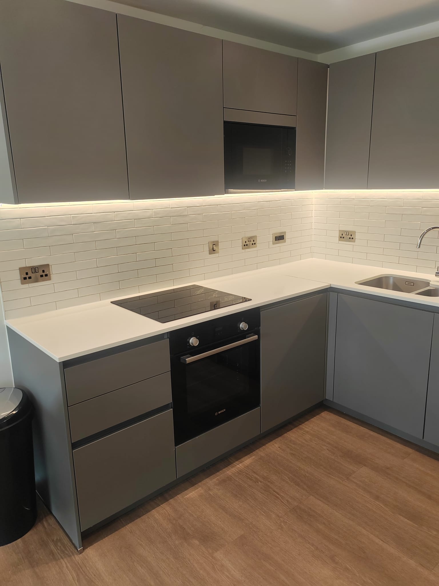 Fitted kitchen with oven, hob and worktops cleaned in a Reading rental property